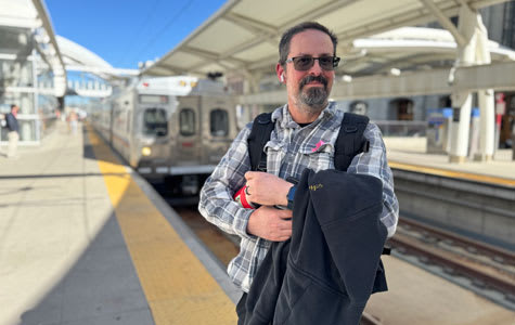 Sam Gallimore attend son train de la ligne N à la gare Union de Denver.