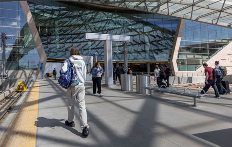 Clients sur la plate-forme ferroviaire de l'aéroport