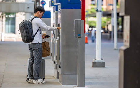 Client achetant son billet à un distributeur automatique de billets
