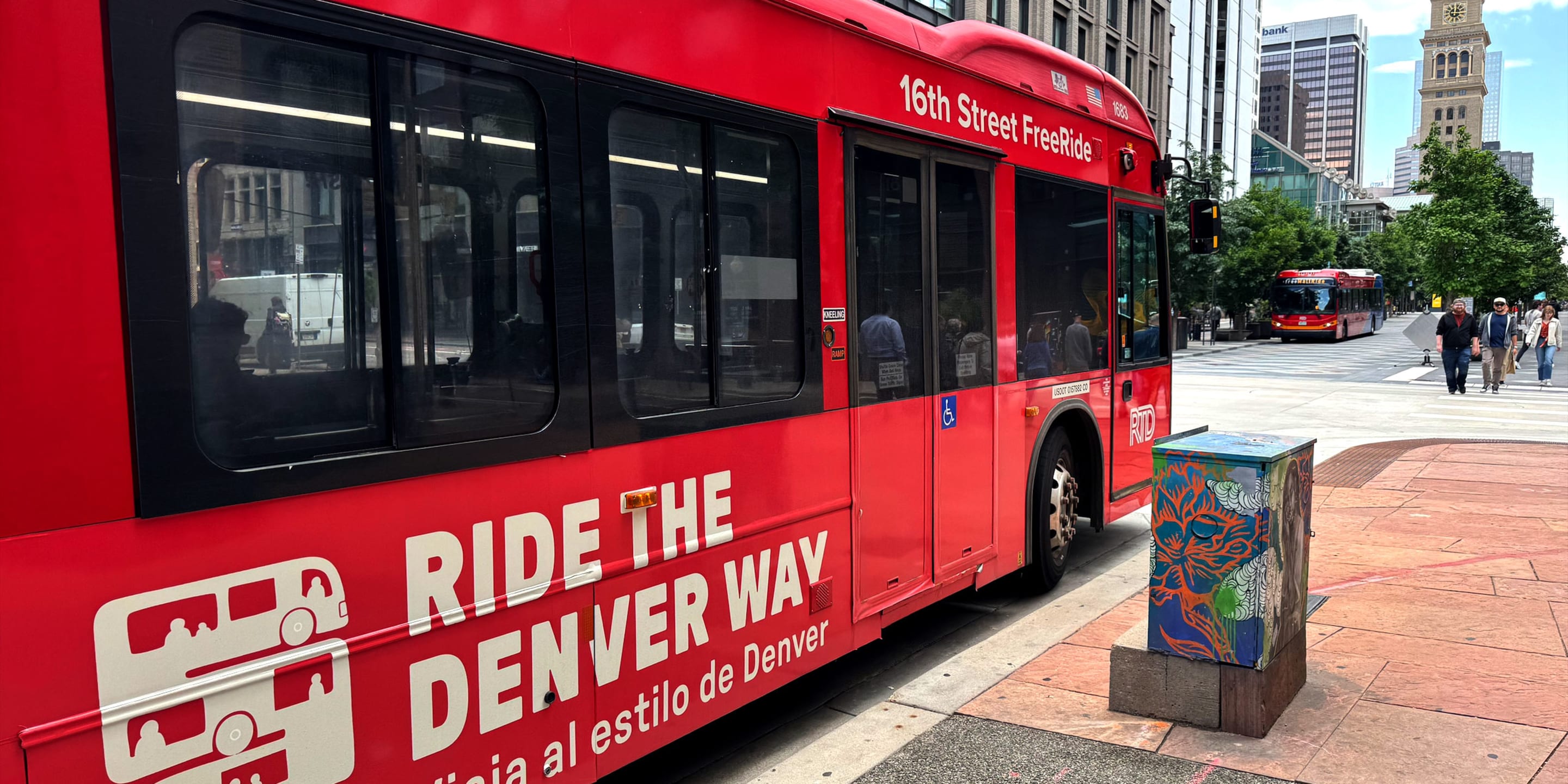 16th Street FreeRide Bus stopped on 16th Street