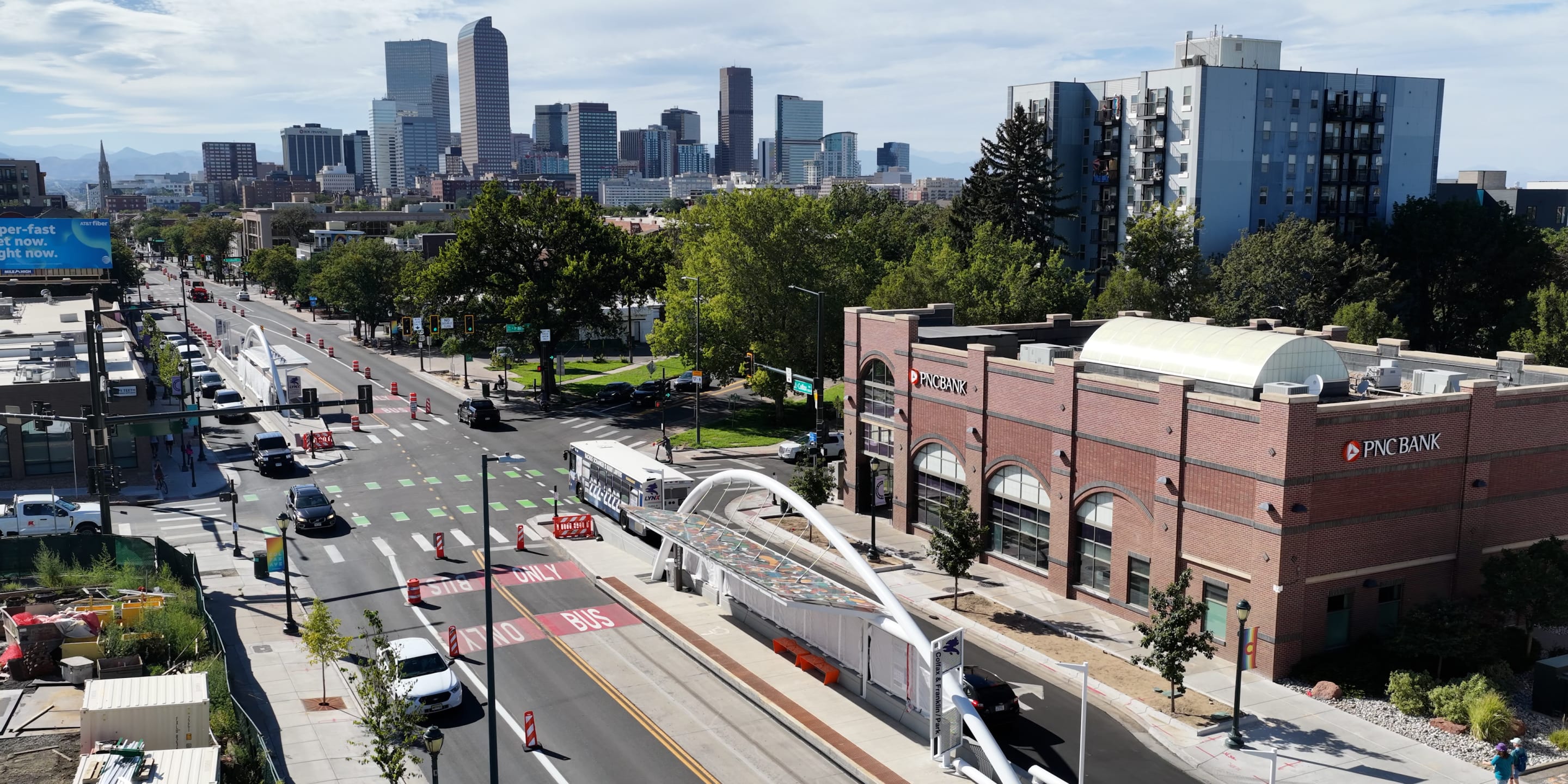 A photo of the eastbound Colfax bus platform at Park Avenue