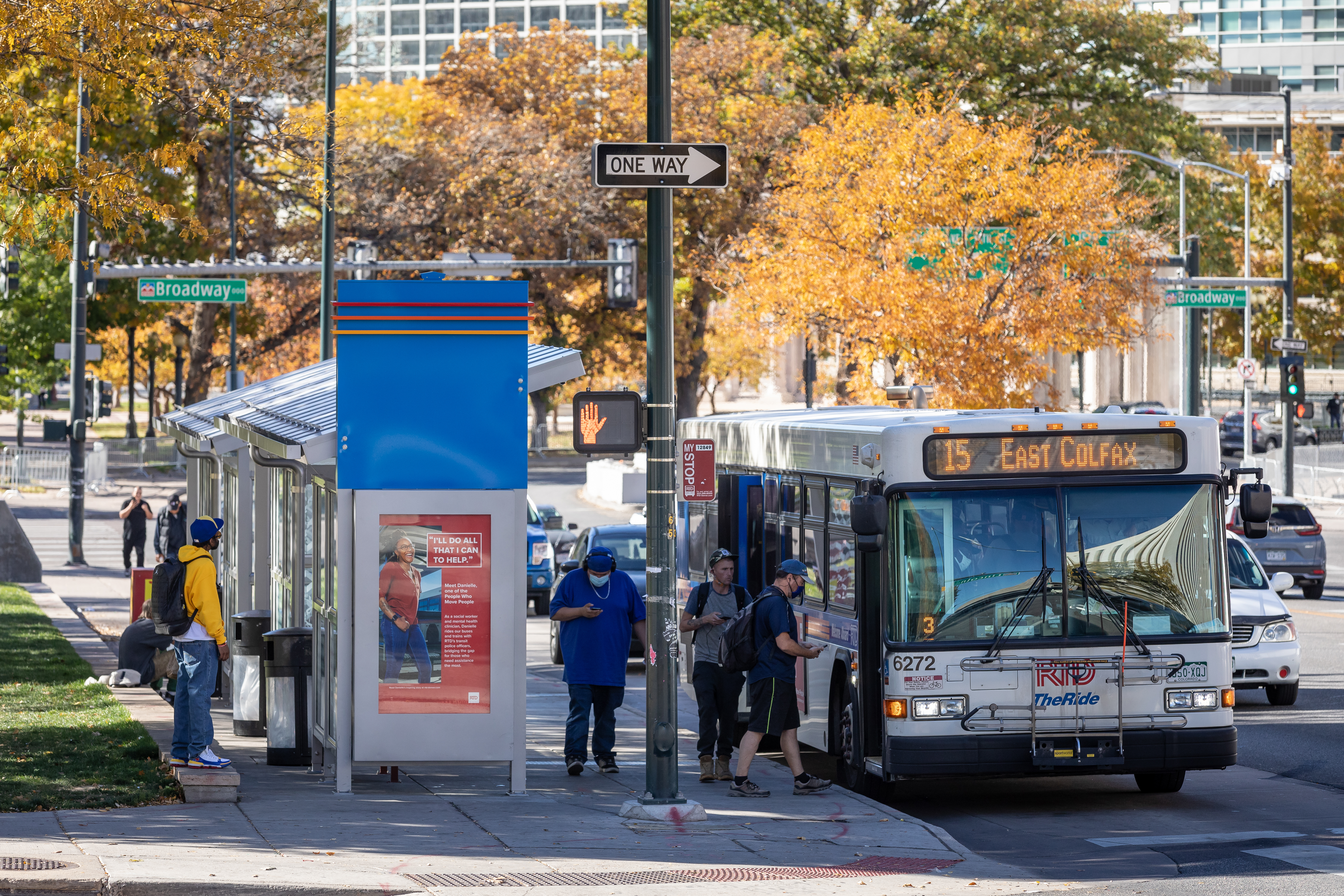 Photo of RTD customers boarding the 15 on Broadway