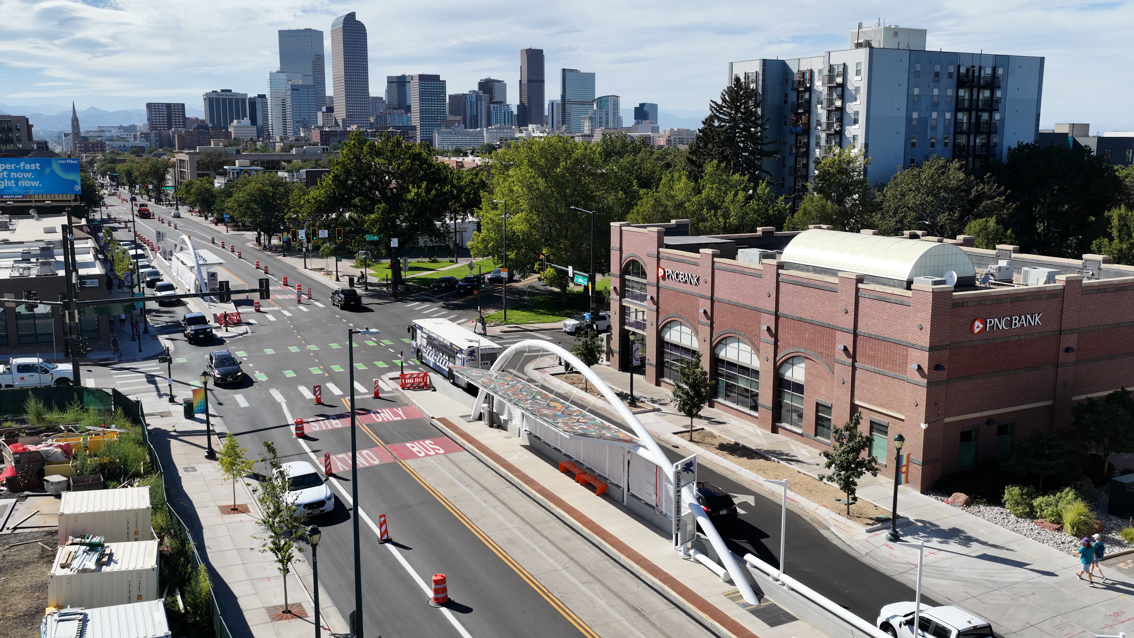 A photo of the eastbound Colfax bus platform at Park Avenue